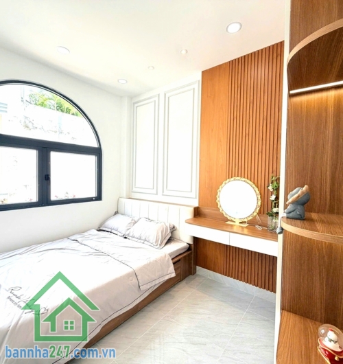 CHỈ 5,95 TỶ – HUỲNH VĂN BÁNH PHÚ NHUẬN – 5 TẦNG BTCT – 100M² – 3PN 4 WC – SÂN THƯỢNG VIEW ĐẸP