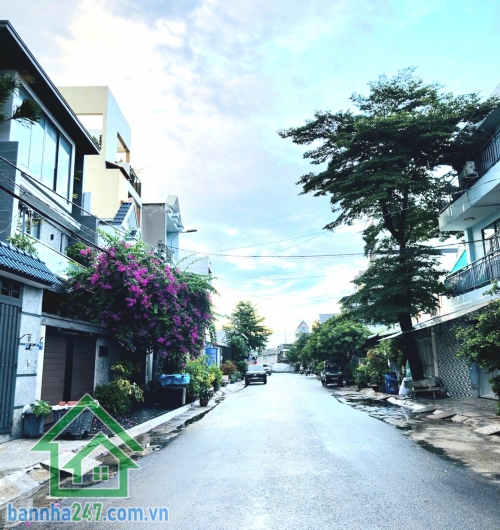 CHỈ 6,2 TỶ – HÓC MÔN – 2 MẶT TIỀN ĐƯỜNG – KHU BIỆT THỰ – 120M² – NGANG 8M – NHÀ CẤP 4 ĐANG CHO THUÊ