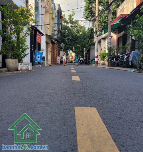 NHỈNH 7 TỶ – MT KINH DOANH ĐƯỜNG 8M – TÂN PHÚ DT: 66m² (lô góc 2MT) Kết cấu: 3 tầng (1 trệt, 1 lầu, chuồng cu), 4PN, 2WC, ô tô ngủ trong nhà Vị trí: Khuông Việt VIP Tân Phú.