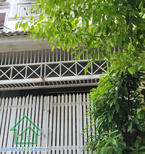MTKD ĐƯỜNG NHỰA 16M – NGÃ TƯ BỐN XÃ – VỊ TRÍ VÀNG TÂN PHÚ DT: 73m² (4 x 18m) Nhà 1 trệt 1 lầu, 2PN, vào ở ngay, có sân phơi – sân để ô tô Đường rộng 16m, vỉa hè rộng rãi.