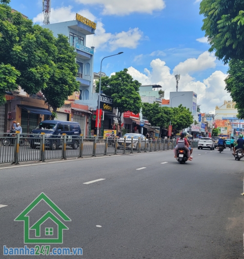 SIÊU HIẾM – NHÀ 3 TẦNG PHÚ THỌ HÒA – CHỈ 3.1 TỶ * Kết cấu 3 tầng BTCT chắc chắn: 1 trệt – 1 lửng – 1 lầu * DT: 3 x 8m, DTSD 71m², bố trí 3PN – 2WC, tiện nghi và công năng đầy đủ. 