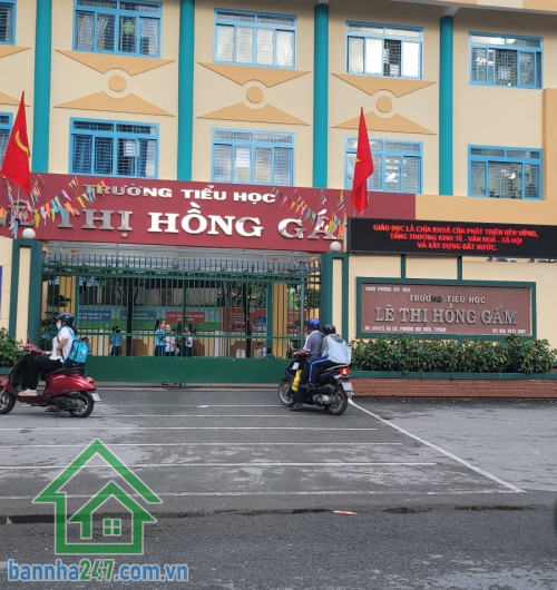 HẺM XE HƠI - Ô TÔ ĐỖ CỬA - VỊ TRÍ ĐẸP - NHÀ 2 TẦNG CHỈ 3,5 TỶ Vị trí trung tâm quận Tân Bình, giáp Q10, Q11, Tân Phú.Gần khu Bàu Cát, sát hẻm xe hơi, thuận lợi di chuyển.
