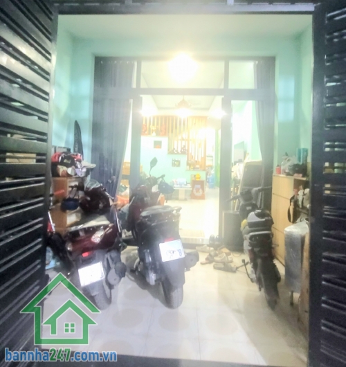 CHỈ 6,85 TỶ (BL) – NHÀ ĐẸP HẺM 4M – NGAY BỆNH VIỆN TÂN PHÚ – SÁT ĐẠI HỌC VĂN HIẾN. DT: 64m² - 4PN, 4WC. DT: (3,8 x 17)m – Kết cấu BTCT 3 tầng (trệt + Lầu + ST) – gồm 4PN, 4WC, phòng khách, bếp. Ngay Bệnh viện Tân Phú, sát Trường Đại học Văn Hiến. Chỉ vài 