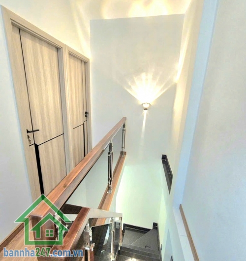 Nhỉnh 4 tỷ – nhà đẹp Đồng Đen, Tân Bình. Diện tích: 32m2 (4,2 x 7m, thực tế 4,2 x 8m có giếng trời 1m). Kết cấu: 1 trệt 1 lầu, 2 phòng ngủ, 2 WC. Nhà mới hoàn toàn.