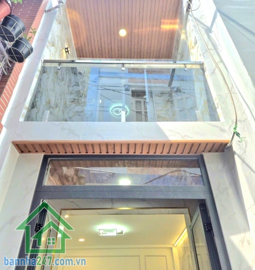 Nhỉnh 4 tỷ – nhà đẹp Đồng Đen, Tân Bình. Diện tích: 32m2 (4,2 x 7m, thực tế 4,2 x 8m có giếng trời 1m). Kết cấu: 1 trệt 1 lầu, 2 phòng ngủ, 2 WC. Nhà mới hoàn toàn.