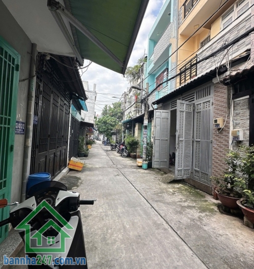 BÁN NHÀ LÊ VĂN QUỚI – GIÁ 4,15 TỶ – HẺM XE HƠI – 2 TẦNG ĐẸP Ở NGAY * Diện tích: 36m2 (4 x 9m). * Kết cấu: 1 trệt 1 lầu, 2PN, 2WC. * Hẻm xe hơi 5m, thuận tiện di chuyển. 