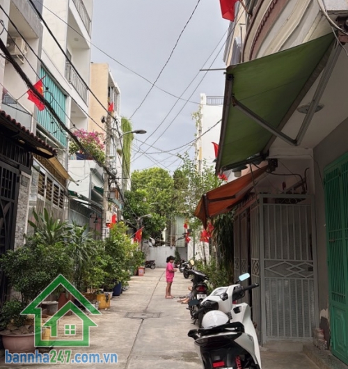 BÁN NHÀ LÊ VĂN QUỚI – GIÁ 4,15 TỶ – HẺM XE HƠI – 2 TẦNG ĐẸP Ở NGAY * Diện tích: 36m2 (4 x 9m). * Kết cấu: 1 trệt 1 lầu, 2PN, 2WC. * Hẻm xe hơi 5m, thuận tiện di chuyển. 