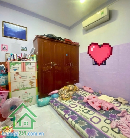 CHỈ 4.85 TỶ – NHÀ 2 TẦNG – HẺM XE HƠI – SƠN KỲ, TÂN PHÚ – 52M² Diện tích: 4 x 13m, sổ vuông vức, công chứng ngay. Kết cấu: 2 tầng, 2PN, 2WC, nhà gọn gàng đầy đủ công năng. Hẻm xe hơi, hẻm cụt an ninh – yên tĩnh.