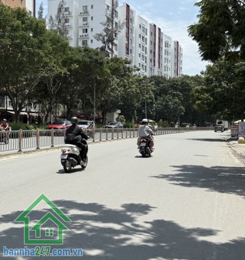 CHỈ 4.85 TỶ – NHÀ 2 TẦNG – HẺM XE HƠI – SƠN KỲ, TÂN PHÚ – 52M² Diện tích: 4 x 13m, sổ vuông vức, công chứng ngay. Kết cấu: 2 tầng, 2PN, 2WC, nhà gọn gàng đầy đủ công năng. Hẻm xe hơi, hẻm cụt an ninh – yên tĩnh.