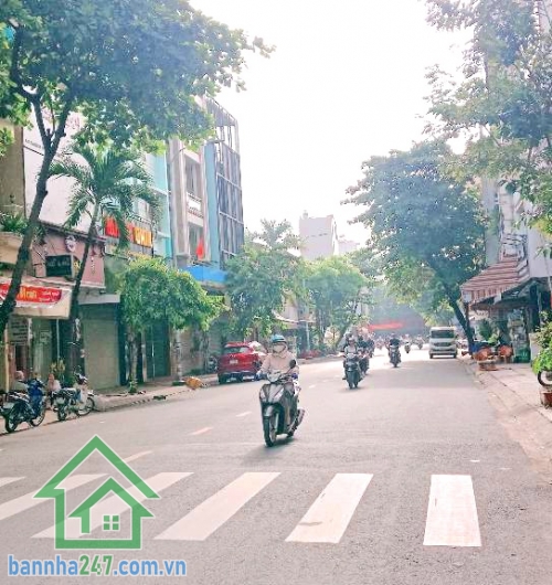 CHỈ 21,5 TỶ – NHÀ GÓC 2 MẶT TIỀN KINH DOANH – TRUNG TÂM TÂN PHÚ * Vị trí: nhà góc 2 mặt tiền, đường rộng 20m * Diện tích: 5 x 20m * Kết cấu: trệt 2 lầu * Hiện trạng: đang cho thuê kinh doanh cafe ~30 triệu/tháng - Khu vực trung tâm Quận Tân Phú – giáp Tân