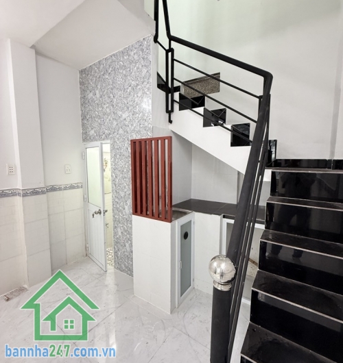 TÂN BÌNH – GIÁP QUẬN 10 – NHÀ MỚI – SỔ NỞ HẬU – CHỈ 2.8 TỶ TL DT: 1 trệt 2 lầu – 2PN – 3WC – ban công thoáng mát Hẻm ba gác, cách xe tải tránh chỉ vài bước chân.