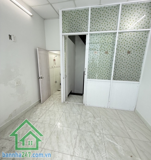 TÂN BÌNH – GIÁP QUẬN 10 – NHÀ MỚI – SỔ NỞ HẬU – CHỈ 2.8 TỶ TL DT: 1 trệt 2 lầu – 2PN – 3WC – ban công thoáng mát Hẻm ba gác, cách xe tải tránh chỉ vài bước chân.