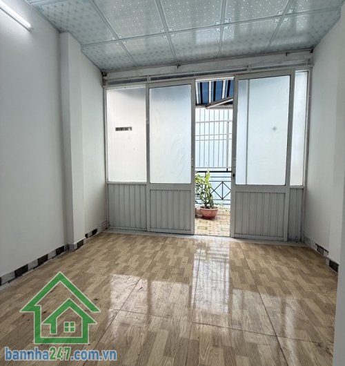 TÂN BÌNH – GIÁP QUẬN 10 – NHÀ MỚI – SỔ NỞ HẬU – CHỈ 2.8 TỶ TL DT: 1 trệt 2 lầu – 2PN – 3WC – ban công thoáng mát Hẻm ba gác, cách xe tải tránh chỉ vài bước chân.