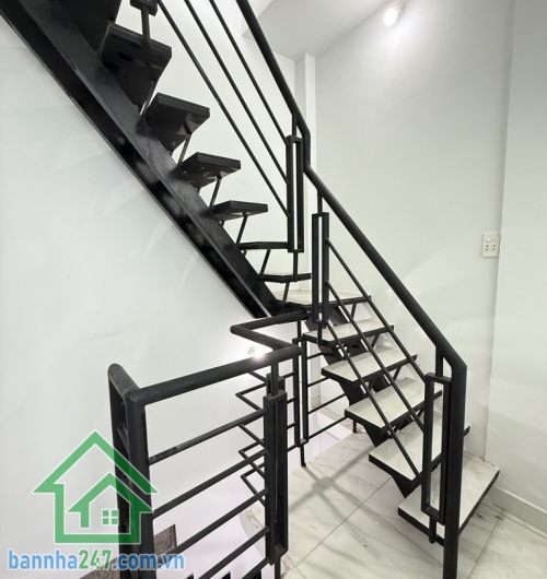 TÂN BÌNH – GIÁP QUẬN 10 – NHÀ MỚI – SỔ NỞ HẬU – CHỈ 2.8 TỶ TL DT: 1 trệt 2 lầu – 2PN – 3WC – ban công thoáng mát Hẻm ba gác, cách xe tải tránh chỉ vài bước chân.