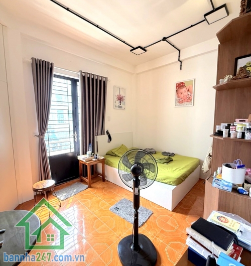 CHỈ 11,8 TỶ – LÔ GÓC 2 MTKD – ĐƯỜNG RỘNG 12M CÓ LỀ – NGAY BÀU CÁT, ĐỒNG ĐEN – DÒNG TIỀN 35TR/THÁNG – 5 TẦNG BTCT! DT: 4 x 10m, nở hậu 4.2m Kết cấu: 1 trệt, 1 lửng, 2 lầu, sân thượng – gồm 4PN, 4WC - Đường nhựa 12m có lề, xe hơi đậu thoải mái – kinh doanh 