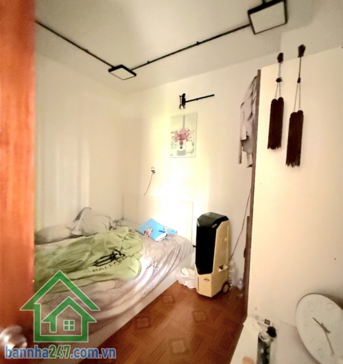 CHỈ 11,8 TỶ – LÔ GÓC 2 MTKD – ĐƯỜNG RỘNG 12M CÓ LỀ – NGAY BÀU CÁT, ĐỒNG ĐEN – DÒNG TIỀN 35TR/THÁNG – 5 TẦNG BTCT! DT: 4 x 10m, nở hậu 4.2m Kết cấu: 1 trệt, 1 lửng, 2 lầu, sân thượng – gồm 4PN, 4WC - Đường nhựa 12m có lề, xe hơi đậu thoải mái – kinh doanh 