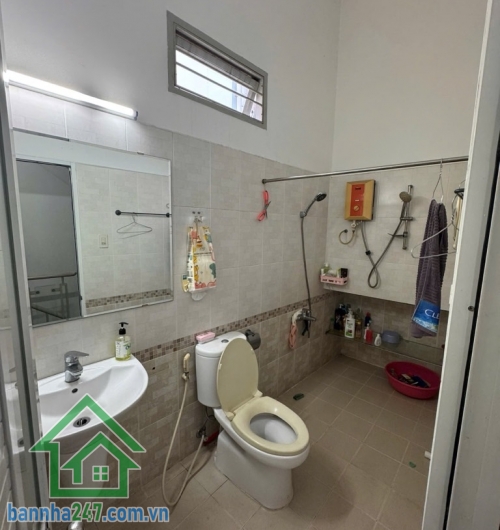 Chỉ 8.1 TỶ - CĂN GÓC 3 MẶT TIỀN – HẺM Ô TÔ – TÂN BÌNH - GIÁP QUẬN 10. Diện tích thực tế 76m², công nhận 46m² – nở hậu 5.1m. Nhà 1 trệt 2 lầu + sân thượng