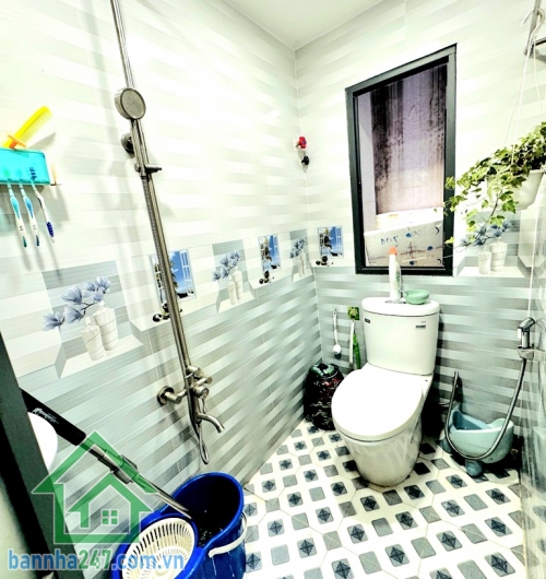 CHỈ 5.5 TỶ TL – NHÀ MỚI TÂN BÌNH – HẺM Ô TÔ KIA – 47M² VUÔNG NỞ HẬU – 2 TẦNG – 3PN – 2WC – SỔ ĐẸP * Hẻm bê tông sạch – ô tô Kia Morning vào tận cửa * DT công nhận 47m² (4.4m nở hậu) * Kết cấu 2 tầng mới đẹp, 3PN, 2WC, PK, bếp.