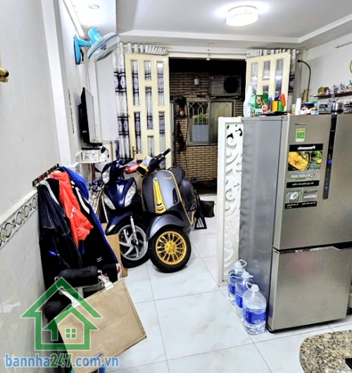 CHỈ 2,9 TỶ – NHÀ ĐẸP VÀO Ở NGAY – QUẬN 11 – ĐỘI CUNG – GẦN HẺM Ô TÔ QUAY ĐẦU DT: 24m² (4.3 x 5.5)m – 2 tầng kiên cố Kết cấu: Trệt + lầu, đầy đủ công năng.