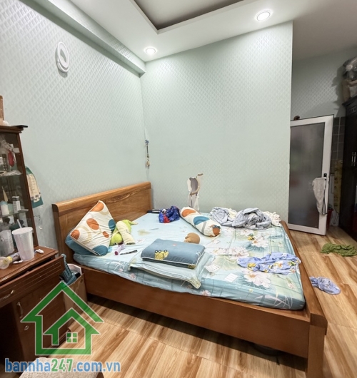 TRUNG TÂM TÂN PHÚ – Ô TÔ VÀO TẬN NHÀ – 4 TẦNG BTCT – 7.3 TỶ (TL) Diện tích: 50m² vuông vức, sổ A4, không lỗi phong thủy Kết cấu: 1 trệt, 1 lửng, 2 lầu, 3PN – 4WC. 