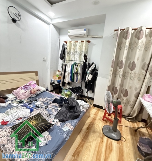 TRUNG TÂM TÂN PHÚ – Ô TÔ VÀO TẬN NHÀ – 4 TẦNG BTCT – 7.3 TỶ (TL) Diện tích: 50m² vuông vức, sổ A4, không lỗi phong thủy Kết cấu: 1 trệt, 1 lửng, 2 lầu, 3PN – 4WC. 