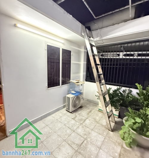 TRUNG TÂM TÂN PHÚ – Ô TÔ VÀO TẬN NHÀ – 4 TẦNG BTCT – 7.3 TỶ (TL) Diện tích: 50m² vuông vức, sổ A4, không lỗi phong thủy Kết cấu: 1 trệt, 1 lửng, 2 lầu, 3PN – 4WC. 