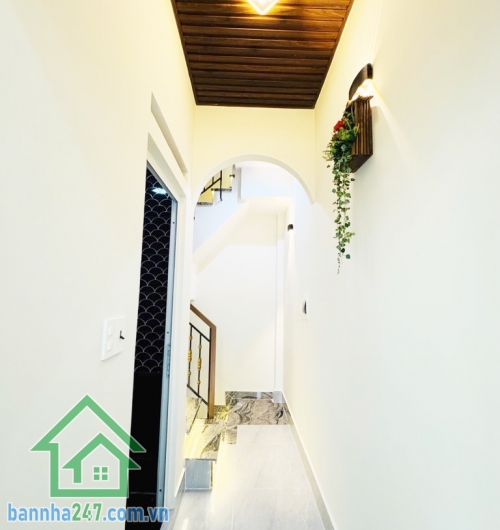 CHỈ 4 TỶ – NHÀ 3 TẦNG LÊ ĐẠI HÀNH, QUẬN 11 – HẺM THÔNG, DÂN TRÍ CAO Vị trí đẹp, hẻm 1/ đường Lê Đại Hành, P.7, Quận 11. Diện tích 18m2 (2.3 x 10), sổ vuông, không ngập úng. 