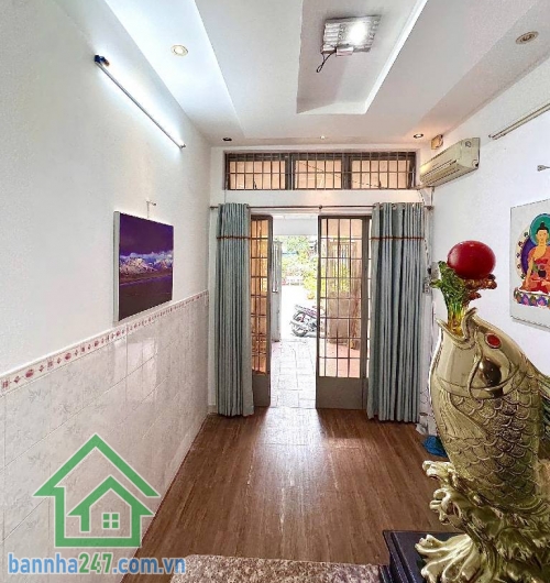 HẺM 8M – THÀNH THÁI, QUẬN 10 – NHÀ 3 TẦNG – CHỈ 8,8 TỶ * Diện tích: 36m², vuông vức đẹp. * Kết cấu: 1 trệt 2 lầu, nhà kiên cố, vào ở ngay. * Hẻm rộng 8m, ô tô tránh thoải mái.