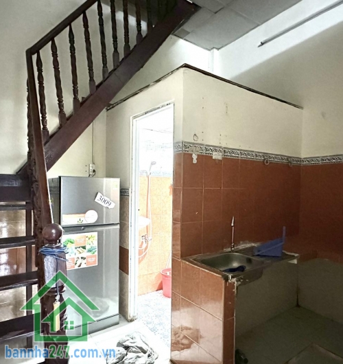 CHỈ 3,9 TỶ – HẺM 4M – CÁCH ÔTÔ ĐỖ VÀI CĂN – VÒNG XOAY LÊ ĐẠI HÀNH, ĐẦM SEN * DT 30m², sổ đẹp – chính chủ * Kết cấu 2 tầng: 2PN, 1WC * Vị trí vàng: 3 phút tới vòng xoay Lê Đại Hành, 4 phút tới chợ Đầm Sen, thông ra Bình Thới, Lạc Long Quân...