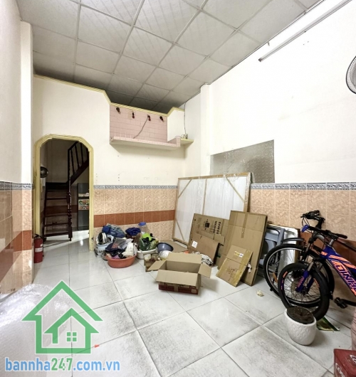 CHỈ 3,9 TỶ – HẺM 4M – CÁCH ÔTÔ ĐỖ VÀI CĂN – VÒNG XOAY LÊ ĐẠI HÀNH, ĐẦM SEN * DT 30m², sổ đẹp – chính chủ * Kết cấu 2 tầng: 2PN, 1WC * Vị trí vàng: 3 phút tới vòng xoay Lê Đại Hành, 4 phút tới chợ Đầm Sen, thông ra Bình Thới, Lạc Long Quân...