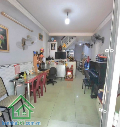 CHỈ 3,95 TỶ - NHÀ ĐẸP – HẺM XE HƠI – DT: 28m² (3x9) – 3 tầng BTCT - 3PN – 2WC DT: 28m² (3x9) – 3 tầng BTCT kiên cố.  Công năng: 3PN – 2WC, đầy đủ tiện nghi.