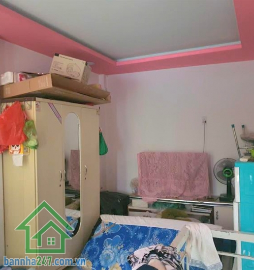 TRUNG TÂM TÂN PHÚ – NHÀ 2 TẦNG – HẺM XE TẢI – GIÁ CHỈ 2.2 TỶ DTSD: 32m² – đủ công năng. Kết cấu: 2 tầng, nhà còn chắc chắn, dọn vào ở ngay, vài bước ra mặt tiền, thuận tiện ở hay kinh doanh nhỏ.