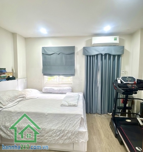 KHU TRUNG TÂM TÂN BÌNH – NHÀ 3 TẦNG ĐẸP – TẶNG NỘI THẤT DÍNH TƯỜNG * Diện tích: 24m2 (4 x 6m). * Kết cấu 3 tầng, 2PN, 3WC, mỗi phòng có ban công riêng. * Hẻm thông thoáng, sạch, đẹp.