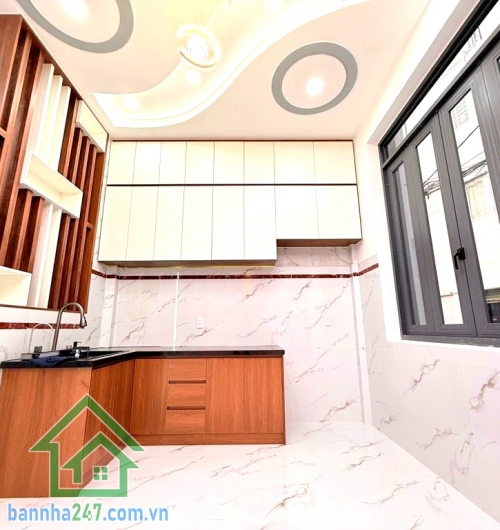 CHỈ 6,2 TỶ - HẺM Ô TÔ ĐỖ CỬA – TRẦN THỊ NĂM – QUẬN 12 Kế bên Bệnh viện Quận 12, thông Dương Thị Mười, đi Gò Vấp chỉ 10 phút. Nhà xây mới, kết cấu trệt + 2 lầu +  sân thượng, gồm 5 phòng ngủ – 3 WC, phòng khách, bếp, phòng giặt, ban công và sân thượng rộn