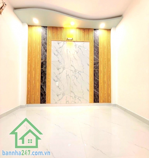 CHỈ 6,2 TỶ - HẺM Ô TÔ ĐỖ CỬA – TRẦN THỊ NĂM – QUẬN 12 Kế bên Bệnh viện Quận 12, thông Dương Thị Mười, đi Gò Vấp chỉ 10 phút. Nhà xây mới, kết cấu trệt + 2 lầu +  sân thượng, gồm 5 phòng ngủ – 3 WC, phòng khách, bếp, phòng giặt, ban công và sân thượng rộn