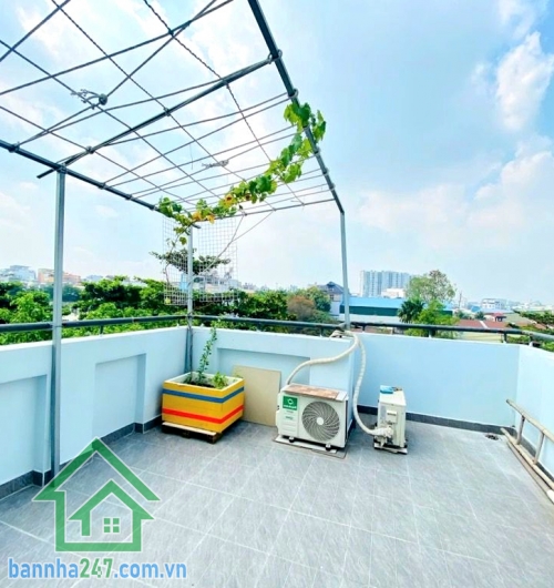 CHỈ 9,45 TỶ – HẺM XE TẢI – XE HƠI ĐẬU TRONG NHÀ – KHU AEON TÂN PHÚ - 5PN – 5WC * Diện tích: 70m² (4 x 17,5m) – vuông A4 * Kết cấu: 4 tầng BTCT *  1 trệt, 2 lầu, sân thượng trước & sau -  5 PN – 5 WC, thiết kế lệch tầng, ban công thoáng