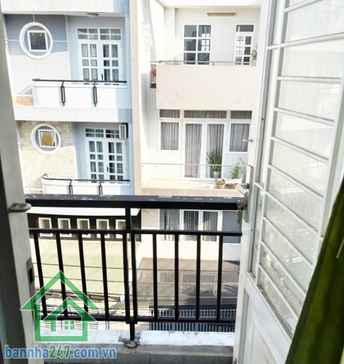 CHỈ 6.9 TỶ – NHÀ 5 TẦNG BTCT – ĐƯỜNG NHỰA 12M – SÁT MẶT TIỀN THÁI PHIÊN, QUẬN 11 - 3 PN, 4 WC  Diện tích: 30m², sổ hồng vuông vức, công chứng ngay. Kết cấu: 1 trệt, lửng, 2 lầu, sân thượng, gồm 3 PN, 4 WC.