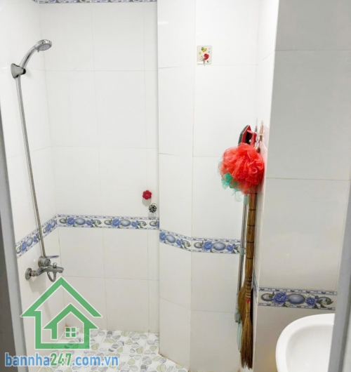 CHỈ 6.9 TỶ – NHÀ 5 TẦNG BTCT – ĐƯỜNG NHỰA 12M – SÁT MẶT TIỀN THÁI PHIÊN, QUẬN 11 - 3 PN, 4 WC  Diện tích: 30m², sổ hồng vuông vức, công chứng ngay. Kết cấu: 1 trệt, lửng, 2 lầu, sân thượng, gồm 3 PN, 4 WC.