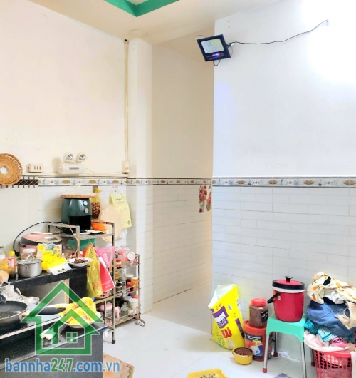 CHỈ 7,4 TỶ – LẠC LONG QUÂN – QUẬN 11 - DT 67M² (4 x 17) – 2 TẦNG – 5PN – HẺM 3 GÁC Thông tin chi tiết: • Diện tích: 4m x 17m – công nhận đủ 67m² • Kết cấu: 1 trệt + 1 lầu • Công năng hiện tại: 5 PN – 2 WC 