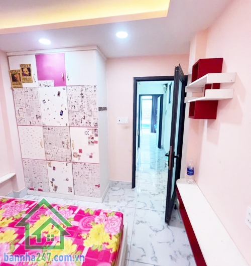 CHỈ 8,18 TỶ – NHÀ 5 TẦNG BTCT – HẺM 4M HỒ THỊ KỶ – QUẬN 10 – TRUNG TÂM ẨM THỰC VÀ HOA Diện tích: 3,3 x 10m, diện tích sử dụng 165m² Kết cấu: 5 tầng kiên cố, 5PN - 4WC. 