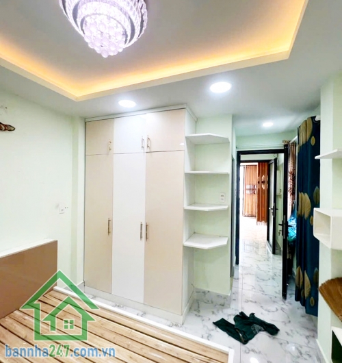 CHỈ 8,18 TỶ – NHÀ 5 TẦNG BTCT – HẺM 4M HỒ THỊ KỶ – QUẬN 10 – TRUNG TÂM ẨM THỰC VÀ HOA Diện tích: 3,3 x 10m, diện tích sử dụng 165m² Kết cấu: 5 tầng kiên cố, 5PN - 4WC. 