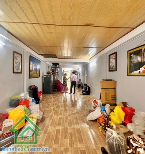 NHỈNH 9 TỶ – HAI MẶT TIỀN KINH DOANH – KHU ẨM THỰC HỒ THỊ KỶ – QUẬN 10 Vị trí: Trung tâm Quận 10, khu chợ hoa – ẩm thực Hồ Thị Kỷ, cực kỳ sầm uất, khách qua lại.