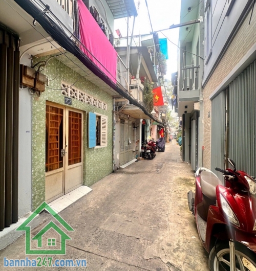 NHỈNH 9 TỶ – HAI MẶT TIỀN KINH DOANH – KHU ẨM THỰC HỒ THỊ KỶ – QUẬN 10 Vị trí: Trung tâm Quận 10, khu chợ hoa – ẩm thực Hồ Thị Kỷ, cực kỳ sầm uất, khách qua lại.