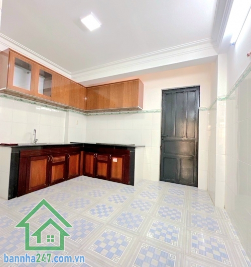 CHỈ 6.8 TỶ – NHÀ HẺM Ô TÔ THÔNG – KHU VIP BÀU CÁT, TÂN BÌNH GẦN CHỢ TÂN BÌNH – CHỢ ÔNG ĐỊA – 5 PHÚT QUA QUẬN 10 – GIÁP Q11 - DTSD 150m² – 5 TẦNG – 6PN – 3WC Vị trí siêu đắc địa: – Hẻm ô tô thông thoáng, khu VIP Bàu Cát – Gần chợ Tân Bình, chợ Ông Địa, côn