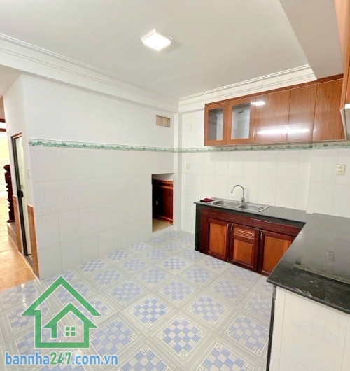 CHỈ 6.8 TỶ – NHÀ HẺM Ô TÔ THÔNG – KHU VIP BÀU CÁT, TÂN BÌNH GẦN CHỢ TÂN BÌNH – CHỢ ÔNG ĐỊA – 5 PHÚT QUA QUẬN 10 – GIÁP Q11 - DTSD 150m² – 5 TẦNG – 6PN – 3WC Vị trí siêu đắc địa: – Hẻm ô tô thông thoáng, khu VIP Bàu Cát – Gần chợ Tân Bình, chợ Ông Địa, côn