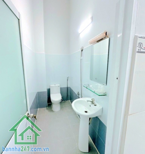 CHỈ 5.95 TỶ – NHÀ ĐẸP – HẺM Ô TÔ NGỦ TRONG NHÀ – KHU VIP PHÂN LÔ – GẦN LÊ VĂN QUỚI – 4 TẦNG – DT 52M² - 4PN – 3WC DT: 4 × 13m (52m²) Kết cấu: 1 trệt – 2 lầu – sân thượng, PK rộng để ô tô ngủ trong nhà, 4PN – 3WC, giếng trời thoáng. 