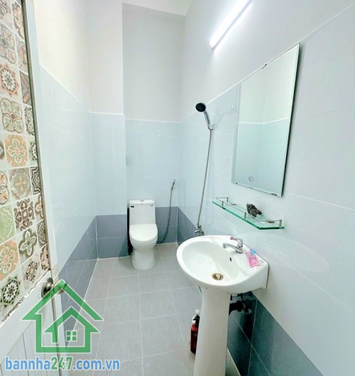 CHỈ 5.95 TỶ – NHÀ ĐẸP – HẺM Ô TÔ NGỦ TRONG NHÀ – KHU VIP PHÂN LÔ – GẦN LÊ VĂN QUỚI – 4 TẦNG – DT 52M² - 4PN – 3WC DT: 4 × 13m (52m²) Kết cấu: 1 trệt – 2 lầu – sân thượng, PK rộng để ô tô ngủ trong nhà, 4PN – 3WC, giếng trời thoáng. 