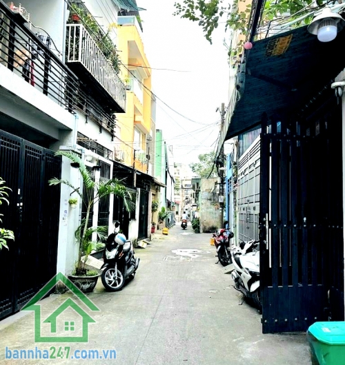 CHỈ 5,3 TỶ – HẺM Ô TÔ – GẦN MẶT TIỀN – GIÁP TÂN BÌNH & Q11 – GẦN LUỸ BÁN BÍCH – 47M² – NGANG 3.9M – 2 TẦNG – CÓ CỬA HẬU - 2 PN – 2 WC Vị trí siêu đẹp: * Hẻm ô tô rộng rãi, cách mặt tiền vài bước chân