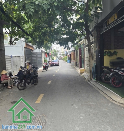 NHỈNH 7 TỶ – MT KINH DOANH ĐƯỜNG 8M – TÂN PHÚ DT: 66m² (lô góc 2MT) Kết cấu: 3 tầng (1 trệt, 1 lầu, chuồng cu), 4PN, 2WC, ô tô ngủ trong nhà Vị trí: Khuông Việt VIP Tân Phú.