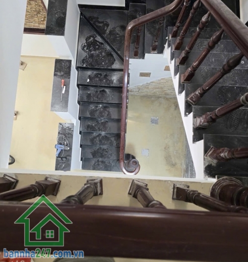 NHỈNH 7 TỶ – MT KINH DOANH ĐƯỜNG 8M – TÂN PHÚ DT: 66m² (lô góc 2MT) Kết cấu: 3 tầng (1 trệt, 1 lầu, chuồng cu), 4PN, 2WC, ô tô ngủ trong nhà Vị trí: Khuông Việt VIP Tân Phú.